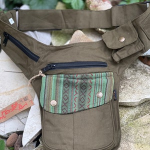 Heuptasje haltertas BILLIE zwart, olijf, bruin met etnisch detail ruime halterriem JUNGLE Goa heuptasje olive /gheri flap