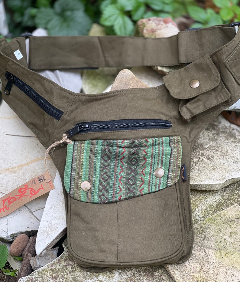 Heuptasje haltertas BILLIE zwart, olijf, bruin met etnisch detail ruime halterriem JUNGLE Goa heuptasje olive /gheri flap