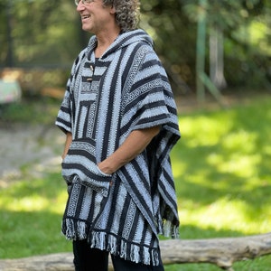 Poncho grande con capucha Gheri 2 variantes en blanco y negro JUNGLE ropa de festival, gitano, estilo étnico, freak imagen 3