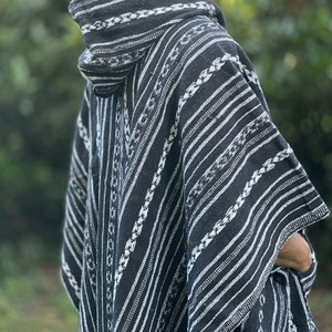 Poncho grande con capucha Gheri 2 variantes en blanco y negro JUNGLE ropa de festival, gitano, estilo étnico, freak imagen 8