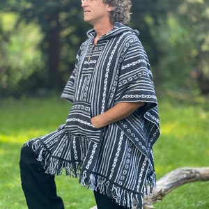 Poncho grande con capucha Gheri 2 variantes en blanco y negro JUNGLE ropa de festival, gitano, estilo étnico, freak fine stripes blk/wht