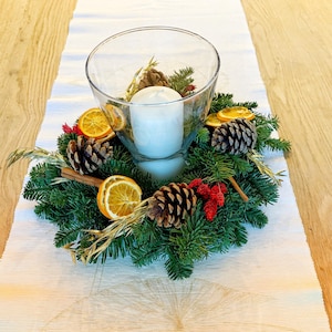 Frische Fichten-Weihnachtsdekoration, Tannenzapfen, Zimtstangen