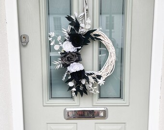 Schwarz & Weiß Rosenkranz: Gothic Halloween Dekor
