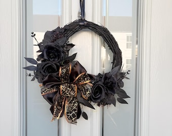 Couronne d'Halloween gothique : fleurs et feuillage noirs, base de saule rustique