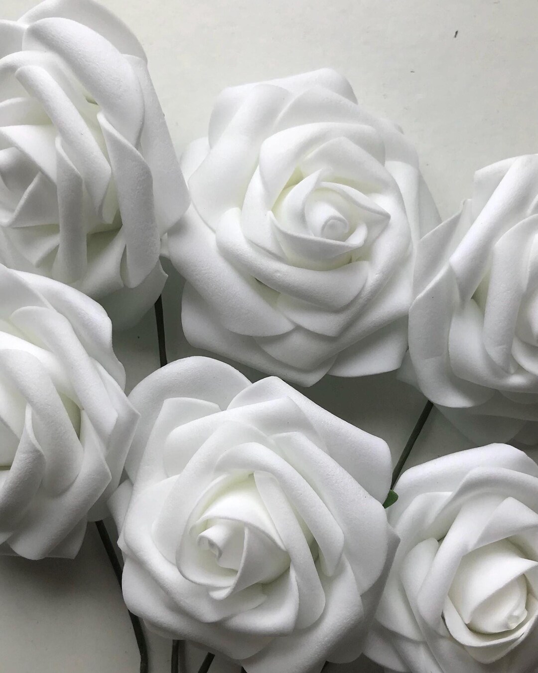6 x Künstliche weiße Schaumrosen mit Stiel Kuchen- & Partydekor
