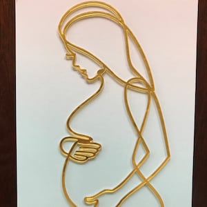 Przyszła mama | Topper na tort w kształcie sylwetki | Grafika liniowa | Współczesny | Złoty akryl | Urok z boku | Kobieta w ciąży | Baby Shower