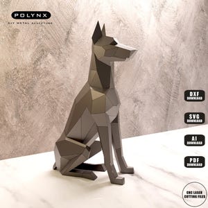 Puede incluir: Una escultura geométrica de metal gris de un perro en posición sentada. La escultura está hecha de muchas piezas planas y angulares. La imagen incluye el texto "POLYNX DIY METAL SCULPTURE" y opciones de descarga para archivos DXF, SVG, AI y PDF.