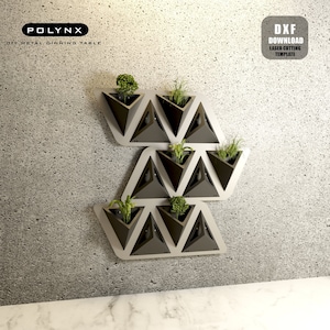 Puede incluir: Un macetero de pared de metal DIY con un diseño geométrico. El macetero tiene seis compartimentos triangulares, cada uno con una pequeña planta. El macetero está montado en una pared de concreto gris. El texto "POLYNX DIY METAL DINNING TABLE" está en la parte superior de la imagen. El texto "DXF DOWNLOAD LASER CUTTING TEMPLATE" está en un cuadro en la esquina superior derecha de la imagen.