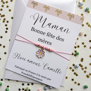 Bracelet fête des mères sur cordon réglable, carte personnalisée avec enveloppe, bijou minimaliste avec breloque fleur, cadeau pour maman