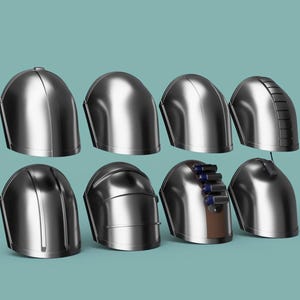 Puede incluir: Ocho piezas de armadura de hombro plateadas metálicas están dispuestas sobre un fondo turquesa. Las piezas varían en diseño, algunas con crestas, otras lisas. La iluminación crea reflejos y sombras, enfatizando las formas curvas.