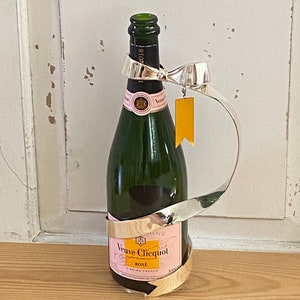 Servitore portabottiglie con fiocco per champagne Veuve Clicquot. Porta bouteille Veuve Clicquot favolosamente elegante disegnata da Alexis Mabille