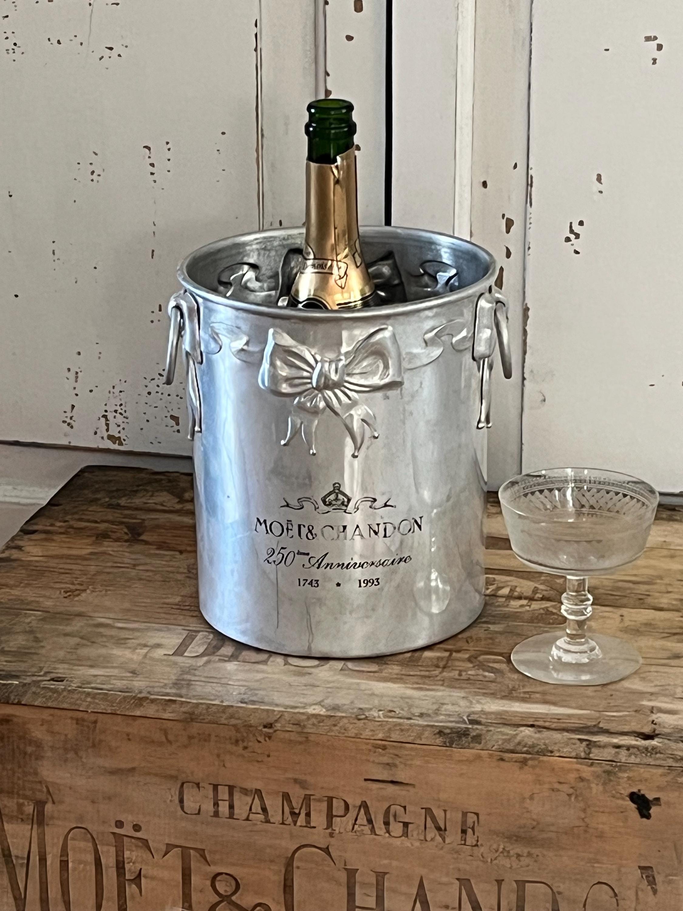モエ・シャンドン250周年記念ヴィンテージシャンパンクーラー。両面に
