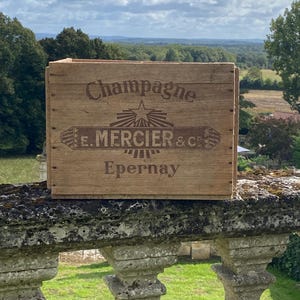 Caisse à vin en bois. Caisse en bois vintage à champagne Mercier des années 30