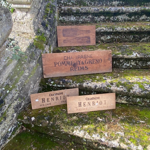 Panneaux en bois vintage Veuve Pommery, Pommery et Greno et Henriot provenant des côtés d'anciennes caisses de champagne en bois, design d'intérieur parfait