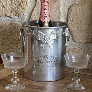 Raffreddatore commemorativo per champagne Moet Chandon per il 250° anniversario inciso su entrambi i lati e con il disegno dell'arco celebrativo in rilievo.