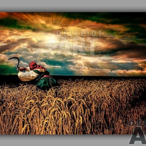 Op de afbeelding: Een vrouw in een rode hoofddoek en een groene jurk staat in een tarweveld en houdt een sikkel vast. De lucht achter haar is een dramatische zonsondergang met wolken en lichtstralen.