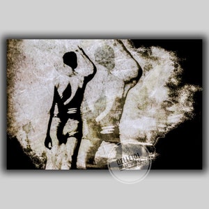 Könnte beinhalten: Eine schwarz-weiße Silhouette von zwei Figuren, die eine vor der anderen, vor einem strukturierten, verblassten Hintergrund. Der Hintergrund hat Brauntöne, Weiß und Grau. Die Figuren sind teilweise vom Hintergrund verdeckt.