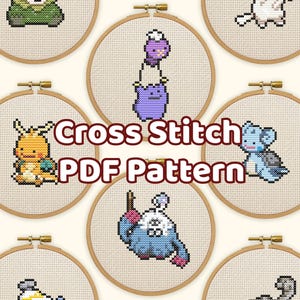 Op de afbeelding: Acht ronde houten borduurringen met kruissteekontwerpen van diverse gepixelde wezens. In het midden van de afbeelding staat de tekst Cross Stitch PDF Pattern in dikke rode letters. Elke ring toont een uniek ontwerp van een personage.