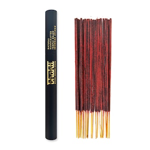Può includere: Un tubo nero con lettere dorate che recitano "Bhakti Divine Incense Sticks" e "Natural Handcrafted Temple Grade Incense Sticks". Il tubo contiene un pacchetto di bastoncini di incenso rossi.