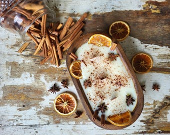 Vela Woodwick con aroma a naranja especiada y chai de canela en un tazón de masa.