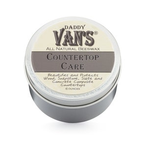 Peut inclure: Une boîte ronde argentée de Daddy Van's All Natural Beeswax Countertop Care. L'étiquette présente le nom de la marque, le nom du produit et une description de son utilisation pour les comptoirs en bois, en pierre à savon, en ardoise et en béton. La boîte contient 170 grammes.
