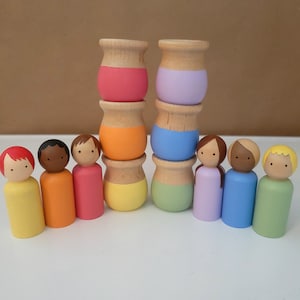 Montessori dockset med dockor, nästepinnar... Multikulturella regnbågens färger. Leksaker för barn. Dockhus med låtsaslek. bild 2