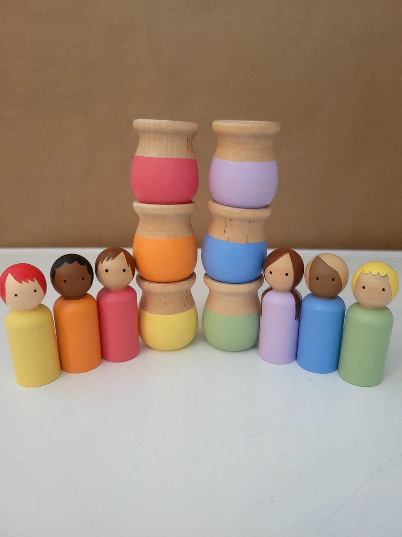 Montessori dockset med dockor, nästepinnar... Multikulturella regnbågens färger. Leksaker för barn. Dockhus med låtsaslek. bild 2