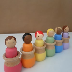 Montessori dockset med dockor, nästepinnar... Multikulturella regnbågens färger. Leksaker för barn. Dockhus med låtsaslek. bild 3
