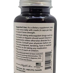 Puede incluir: Una botella de suplemento marr&oacute;n oscuro con tapa plateada. La etiqueta incluye texto sobre el uso, advertencias e informaci&oacute;n del fabricante. La botella est&aacute; llena de c&aacute;psulas y sellada con una tapa plateada.