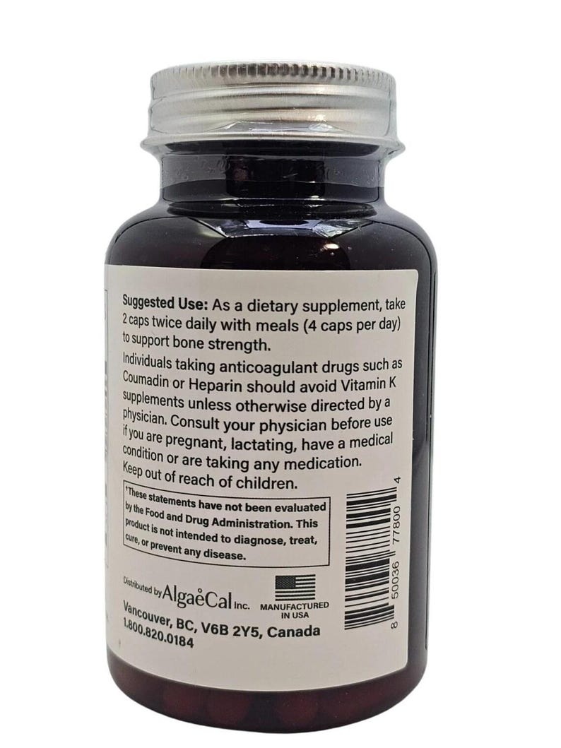 Puede incluir: Una botella de suplemento marr&oacute;n oscuro con tapa plateada. La etiqueta incluye texto sobre el uso, advertencias e informaci&oacute;n del fabricante. La botella est&aacute; llena de c&aacute;psulas y sellada con una tapa plateada.