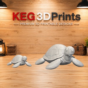 Könnte beinhalten: Zwei hellgraue, 3D-gedruckte Schildkrötenfiguren mit geometrischen Panzermustern. Die größere Schildkröte befindet sich rechts neben der kleineren. Beide Figuren haben bewegliche Gliedmaßen und Köpfe und stehen vor einer holzverkleideten Wand mit dem Text KEG 3DPrints PREMIUM 3D PRINTABLE DESIGNS.
