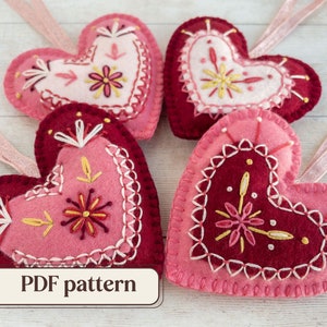 Gestickte Filzherzen PDF Muster, DIY Herz Ornamente, Valentinstag Handwerk, Volkskunst Herzen, Wollfilz Dekoration, Folklore Wohndekor