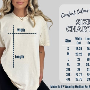 Może przedstawiać: Tabela rozmiar&oacute;w dla koszulki z wymiarami w calach. Tabela pokazuje szerokość i długość koszulki w rozmiarach S, M, L, XL, 2XL, 3XL i 4XL. Modelka ma 1,57 m wzrostu i nosi rozmiar M jako punkt odniesienia.