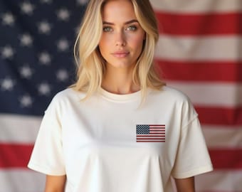 Maglietta con bandiera americana ricamata nei colori comfort, maglietta patriottica degli Stati Uniti, maglietta del 4 luglio, maglietta rossa, bianca e blu