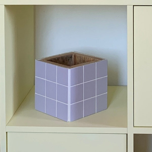Lilac tiled pot