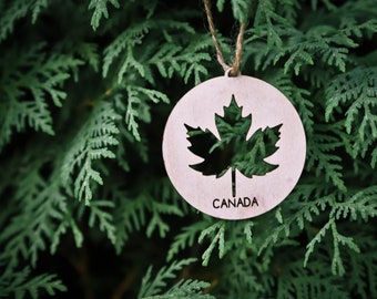 Kanada Ornament, Ahornblatt, Weihnachtsbaumschmuck aus Holz, Ornament nach Maß, Handarbeit, Naturschmuck