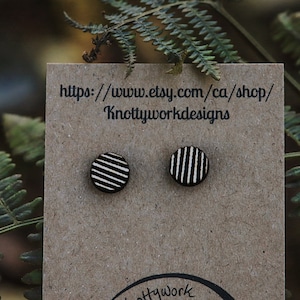 Schwarzer Streifenohrring, gestreifte Ohrringe, Holzohrringe, Ohrstecker, Holzohrringe, Geschenke für sie, Geschenke für Frauen, gestreifte Ohrstecker, Streifen