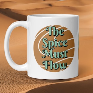 Düne inspiriert Becher, The Spice Must Flow Kaffeebecher, Wüstenlandschaft Scifi Teebecher, Film Zitat Becher, Arrakis Dune Fan Geschenk, weißer Keramikbecher