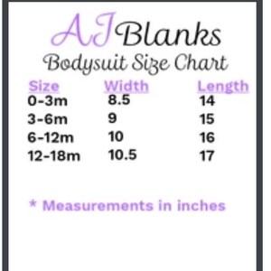 Puede incluir: Tabla de tallas de bodies con medidas en pulgadas. La tabla muestra el ancho y la longitud de los bodies en tallas de 0-3 meses, 3-6 meses, 6-12 meses y 12-18 meses.