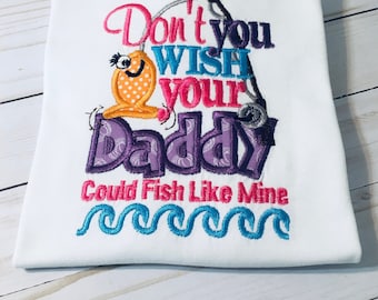 Camisa con apliques para niñas: frase bordada "Papá pescando"