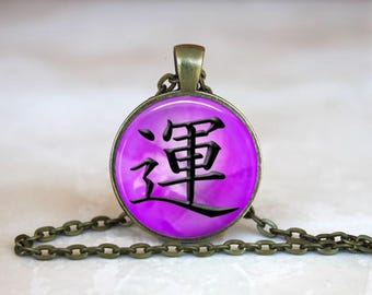 Collar con colgante de la suerte en kanji japonés (caja de regalo incluida)