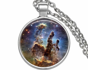 Colgante Pilares de la Creación: collar con arte de nebulosa inspirado en el Hubble