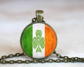 Irische Flagge Anhänger Halskette: Kleeblatt Schmuck, St. Patrick's Day Geschenk - kostenlose Geschenkbox inklusive