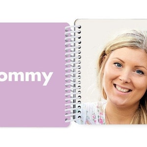 Może przedstawiać: R&oacute;żowa książka z napisem "Mommy" na okładce. Książka jest otwarta na stronie z fotografią kobiety o blond włosach, kt&oacute;ra się uśmiecha.