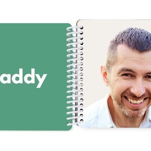 Może przedstawiać: Zielona strona z napisem "Daddy" w białym kolorze, połączona ze stroną ze zdjęciem uśmiechniętego mężczyzny.