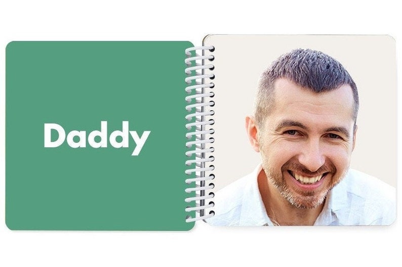 Może przedstawiać: Zielona strona z napisem "Daddy" w białym kolorze, połączona ze stroną ze zdjęciem uśmiechniętego mężczyzny.