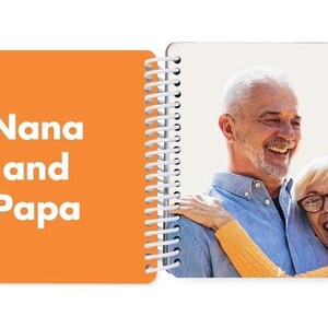 Może przedstawiać: Album ze zdjęciami z jasno pomarańczową okładką, na kt&oacute;rej widnieje napis "Nana i Papa". Album jest otwarty na stronie ze zdjęciem starszej pary, kt&oacute;ra się uśmiecha i obejmuje.