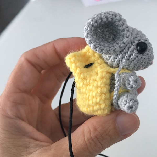 Little Mouse Pérez amigurumi pattern with a backpack to store the little tooth