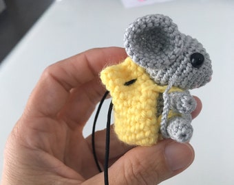 Patrón Ratoncito Pérez amigurumi con mochila para guardar el dientecito