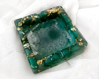 Resin ashtray, epoxy resin, personalized with various colors and gold flakes, square or polygonal.